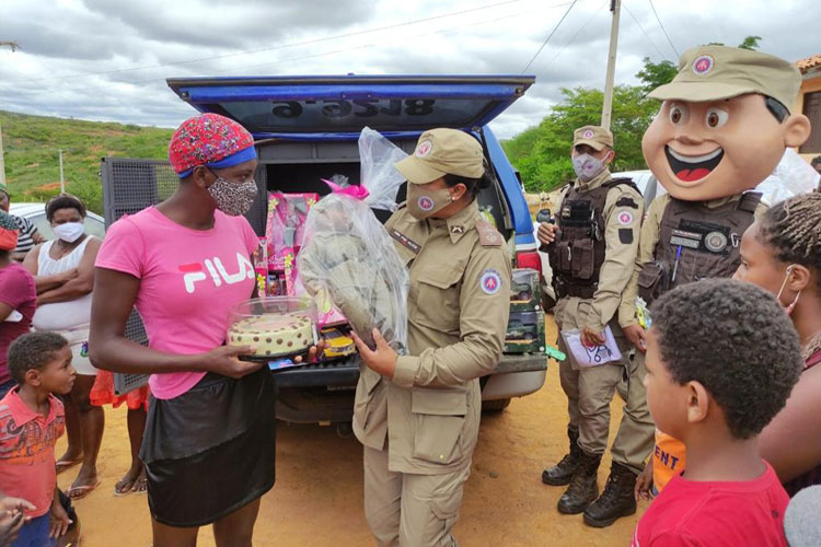 Patrulha Solidária da PM distribui mantimentos em Quilombo de Vitória da Conquista