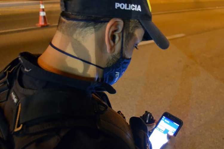 PRF prende motorista de aplicativo com CNH falsa em Vitória da Conquista