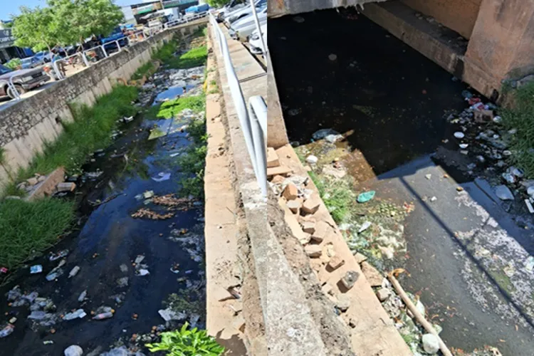 Guanambi: Feirantes denunciam mau cheiro e sujeira no canal da feira livre no centro comercial