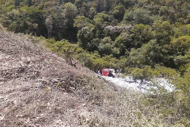 Homem de 41 anos morre preso às ferragens após acidente de carro na BR-430 em Igaporã