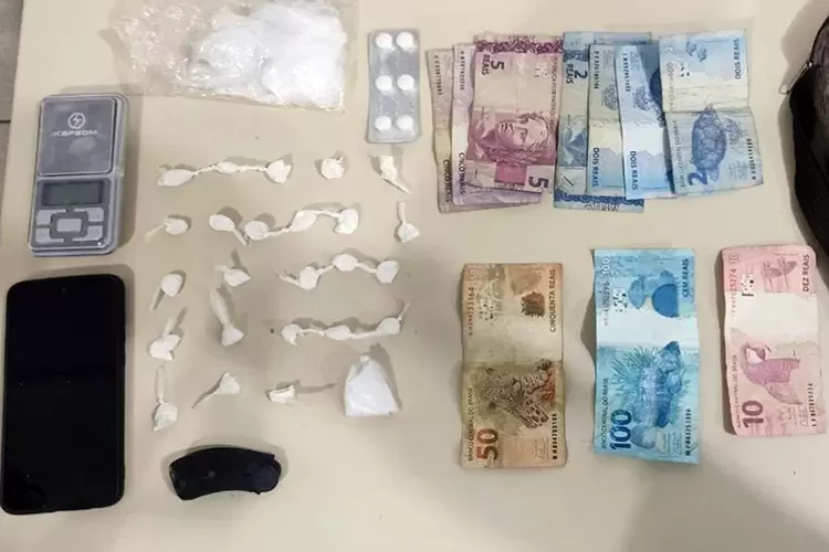 Polícia Militar prende dois homens acusados de traficar drogas na cidade de Caraíbas