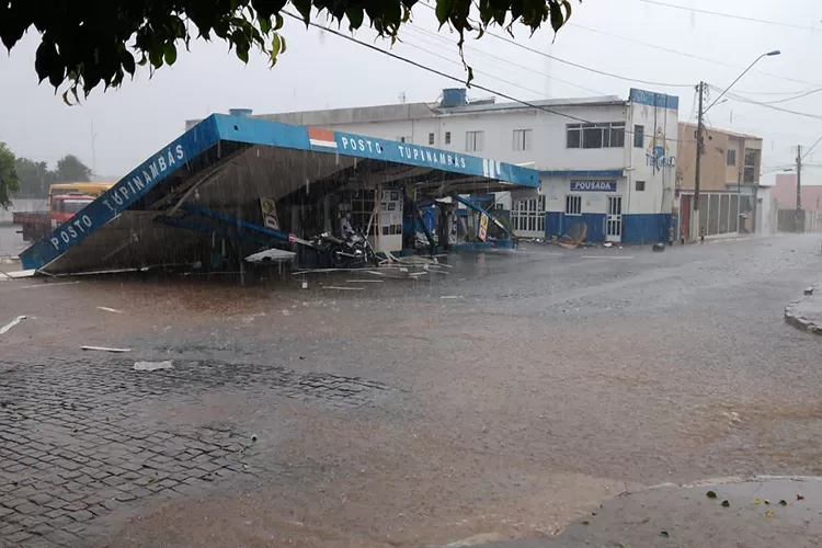 Chuva forte e ventania causam estragos em Licínio de Almeida