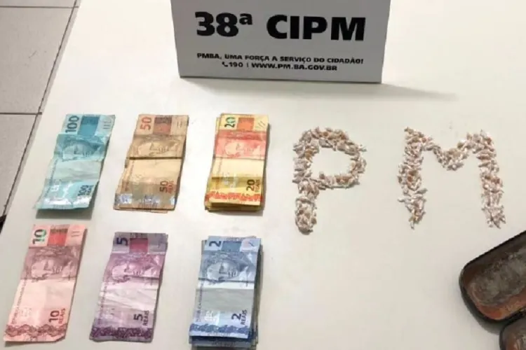 Bom Jesus da Lapa: 38ª CIPM apreende sacola com crack e dinheiro em espécie