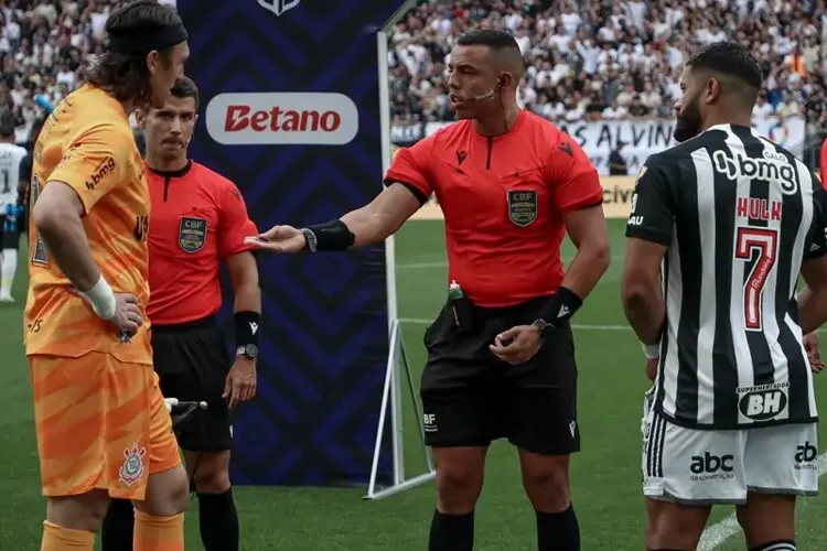 CBF afasta três árbitros após a primeira rodada do Campeonato Brasileiro