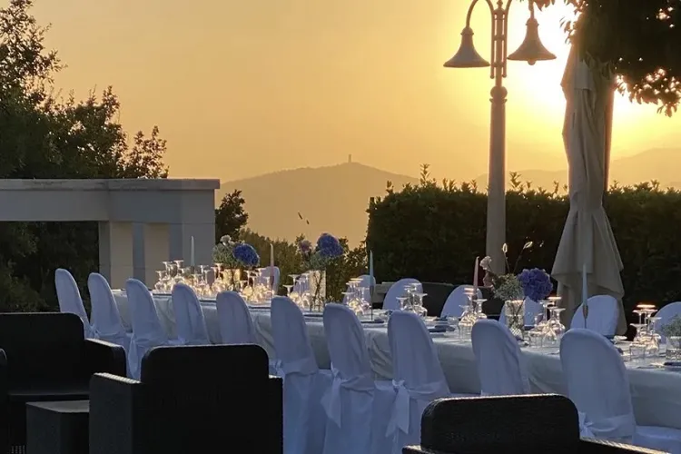 Noivos oferecem jantar de luxo em casamento e fogem sem pagar conta de R$ 30 mil