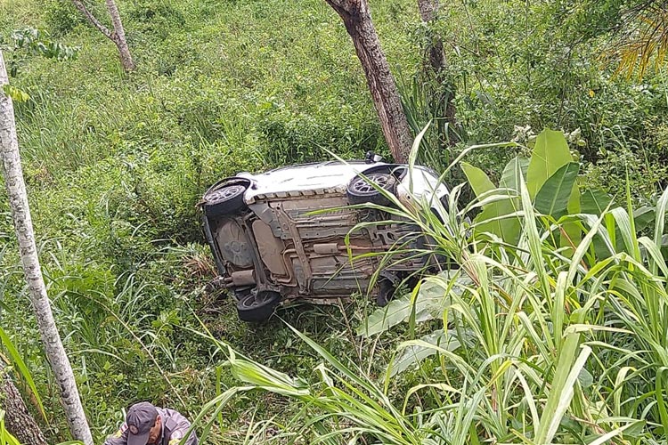 Quatro pessoas e um bebê ficam feridos após carro sair da pista e cair em ribanceira no sul da Bahia