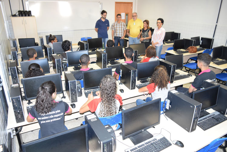 Iniciadas aulas de informática e robótica com alunos de tempo integral no Ifba de Brumado