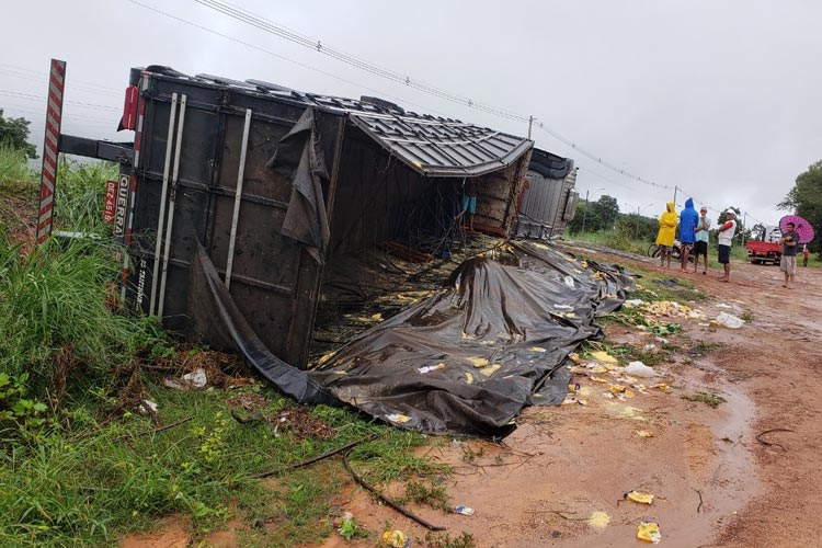 Carreta tomba em trecho da BR-135 em Barreiras