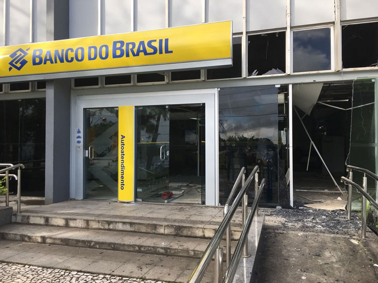 Bandidos explodem agência do Banco do Brasil em Simões Filho