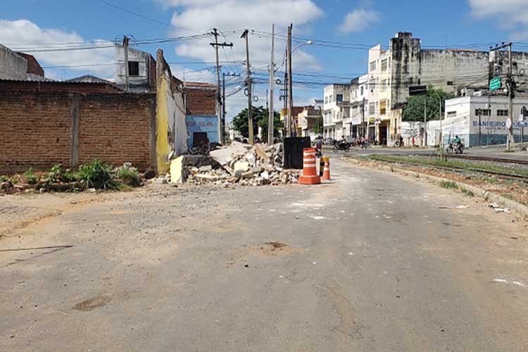 Brumado: Imóvel é demolido para ampliação de rua paralela à linha férrea