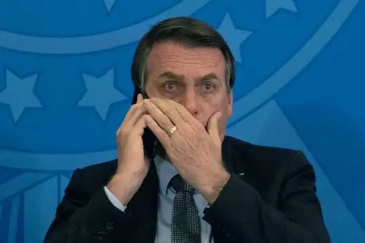 Temendo ser grampeado, Jair Bolsonaro troca número de celular