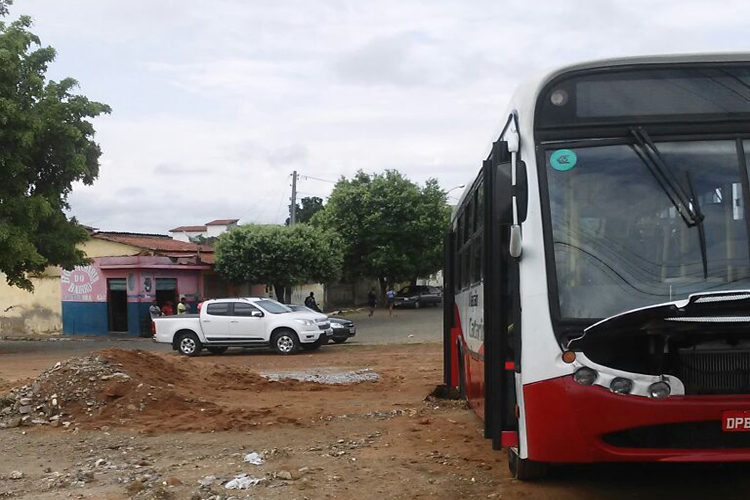 Laje desaba e ônibus fica preso em galeria de esgoto em Brumado