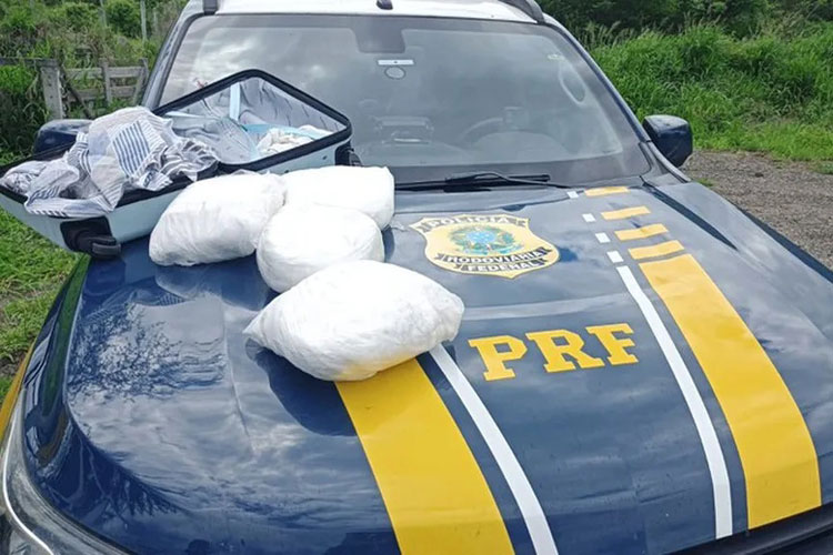 PRF encontra 10 kg de cocaína em mala de passageira dentro de ônibus em Jequié