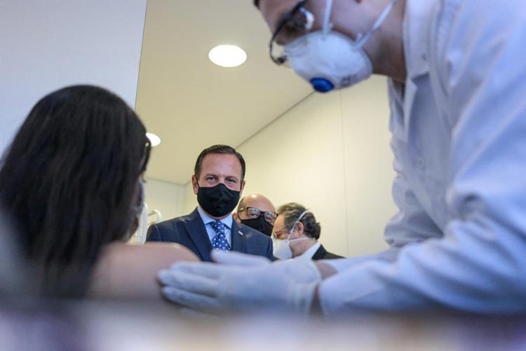 Jovem médica é primeira paciente a testar vacina chinesa contra a Covid-19 no Brasil