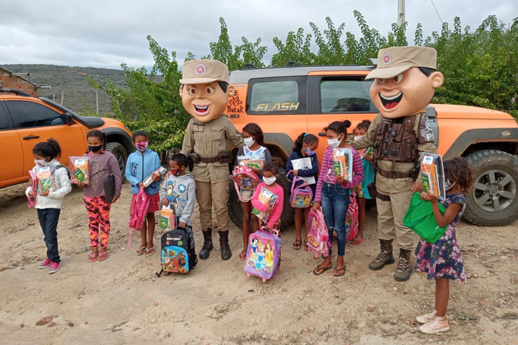 Patrulha Solidária distribui brinquedos, doces e material escolar em Vitória da Conquista