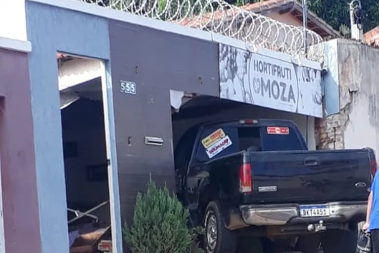 Desgovernado, veículo de vereador invade hortifrúti em Brumado