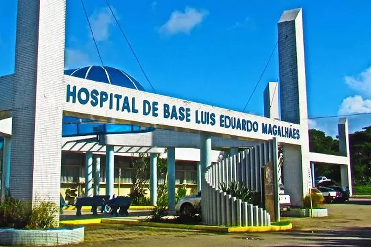 Mulher trans invade hospital com corpo em chamas após ser atacada em Itabuna