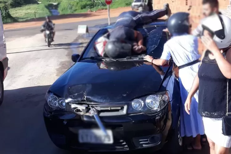 Motociclista foi parar em cima de um carro após acidente em Caetité