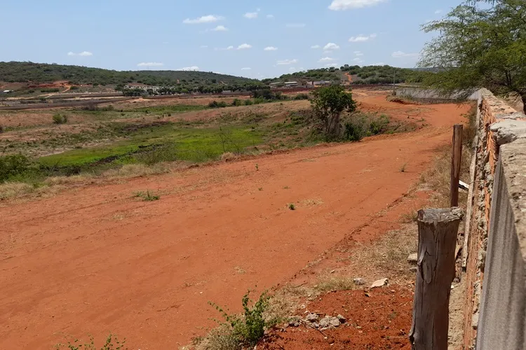 Brumado: Prefeitura faz novo aditivo para obra de campo de futebol inexistente
