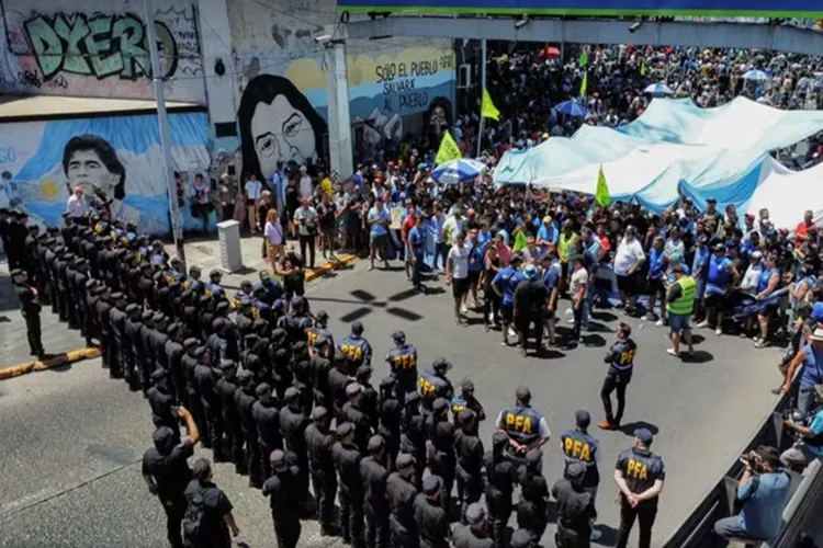 Argentinos iniciam greve geral e marcham até o Congresso