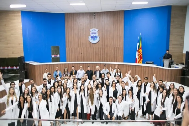 Cerimônia do Jaleco inícia jornada acadêmica da 2ª turma de Medicina em Brumado