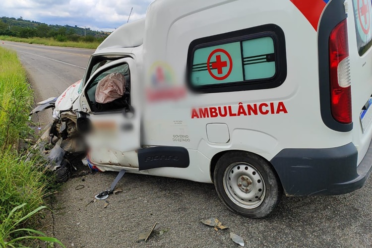 Acidente envolvendo ambulância deixa dois feridos na BA-262 em Anagé