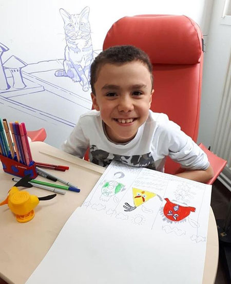 Menino com doença degenerativa desenha e inspira projeto social