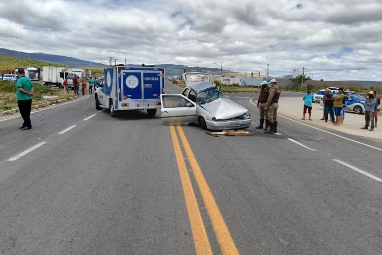 Brumado: Casal morre e familiares ficam feridos após colisão entre carro e carreta na BA-262