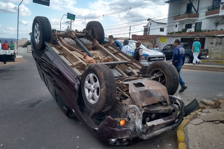 Brumado: Idoso de 92 anos capota veículo na Avenida João Paulo I