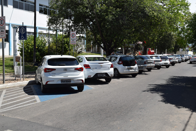 Com estacionamentos irregulares, praças de Brumado poderão ser inclusas na Zona Azul