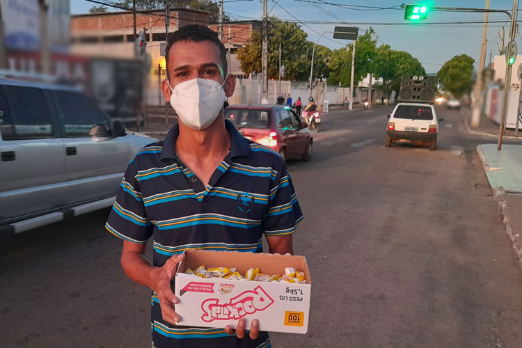Brumado: Fotógrafo vende paçoca no semáforo para complementar renda de casa