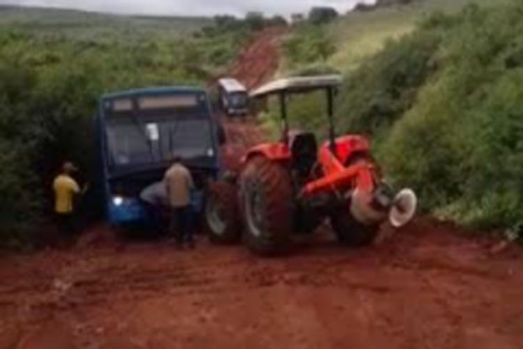 Brumado: Ônibus ficam presos na lama impedidos de levar alunos e professores às escolas