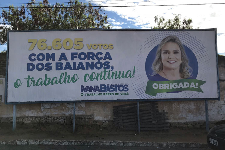 Brumado: Deputada mais votada na Bahia, Ivana Bastos agradece eleitores através de outdoors