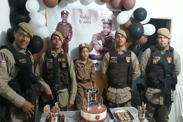 Brumado: Policiais militares aparecem de surpresa no aniversário de criança de cinco anos