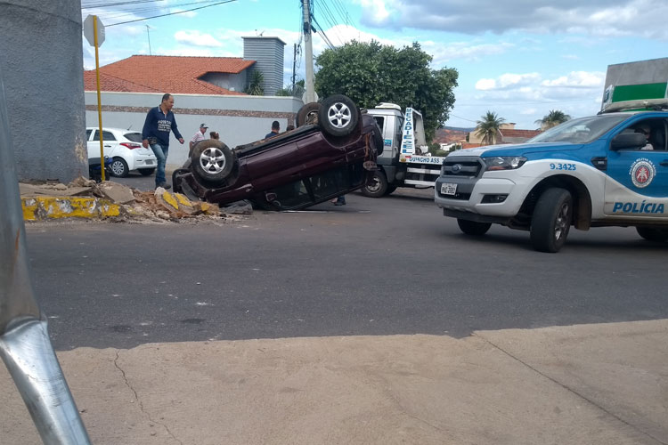 Brumado: Idoso de 92 anos capota veículo na Avenida João Paulo I