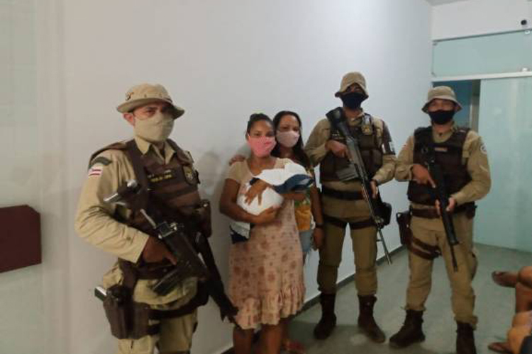 Policiais salvam bebê engasgado com leite no interior da Bahia