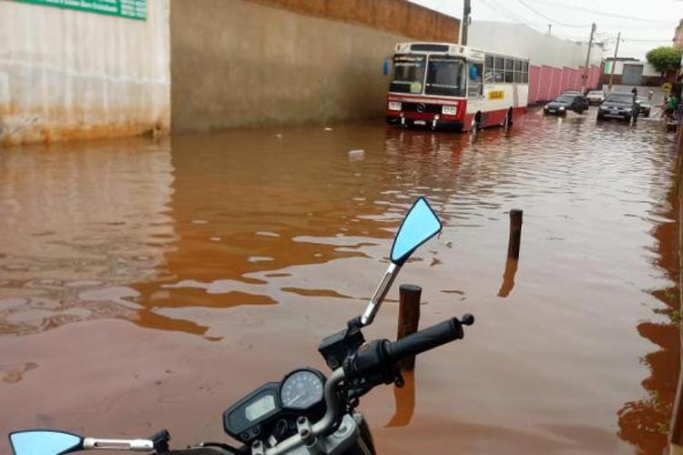 Forte chuva deixa ruas alagadas na cidade de Caculé