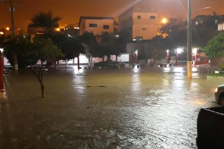 Macaúbas: Forte chuva arrebenta passagem de água e invade comércios na cidade