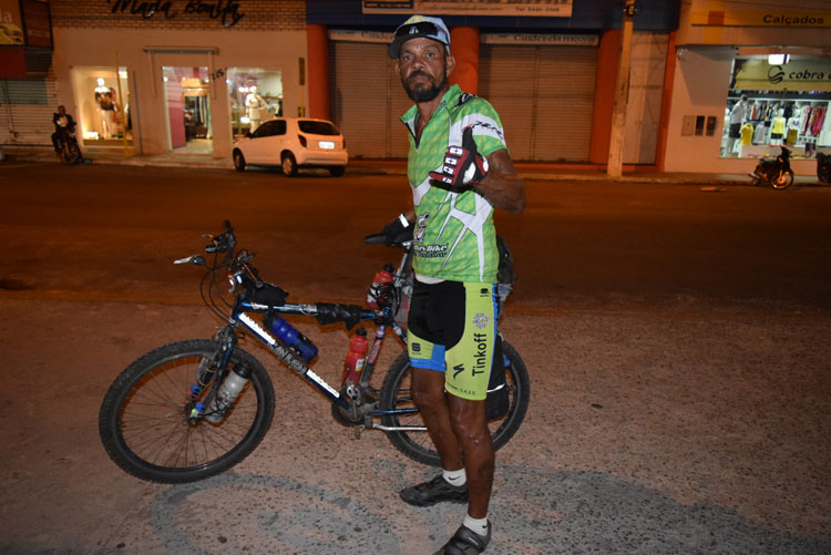 Ciclista de Ilhéus percorre o mundo pregando o combate à violência contra a mulher