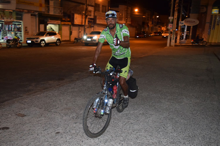 Ciclista de Ilhéus percorre o mundo pregando o combate à violência contra a mulher
