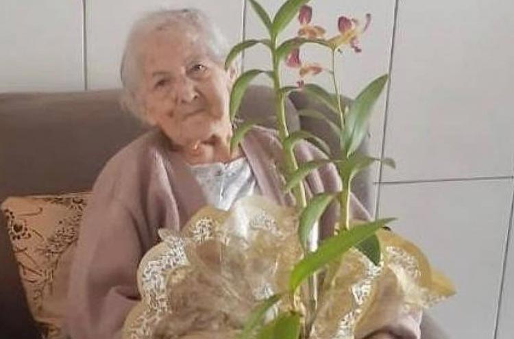 Idosa de 94 anos com diabetes, hipertensão e câncer é curada do novo coronavírus