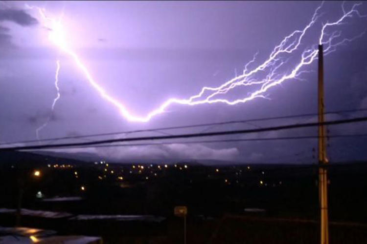 Chuva forte, raios e trovões assustam moradores de Brumado na noite deste sábado (16)