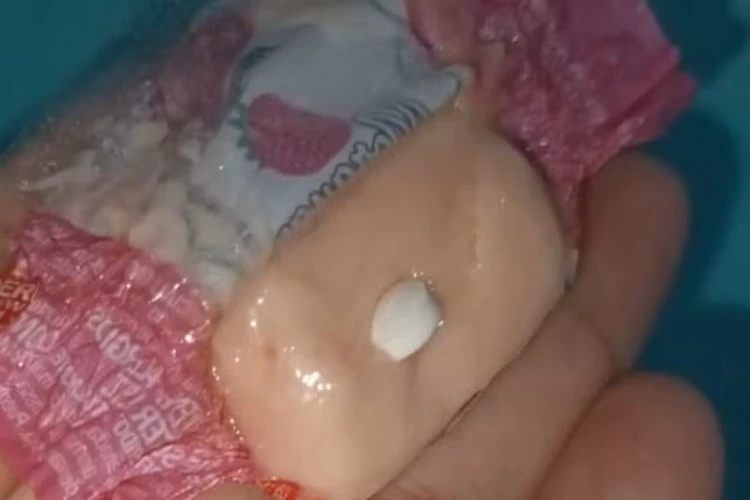 Criança passa mal após comer bala dada por grupo fantasiado de Papai Noel