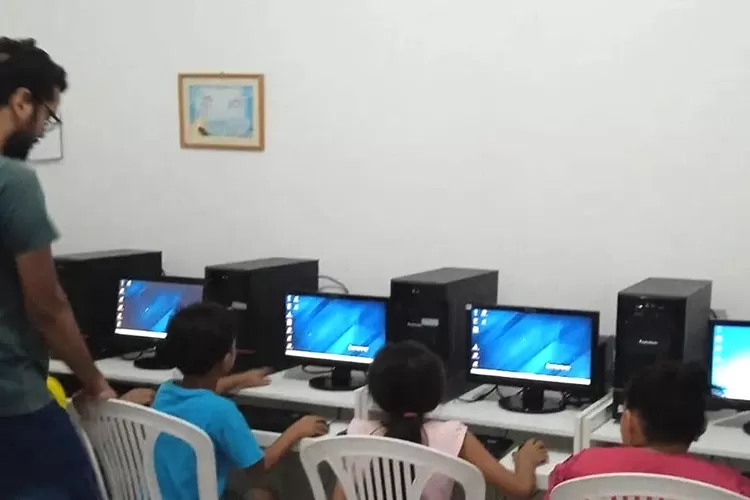 UniFG apoia projeto social de Guanambi com a doação de dez computadores