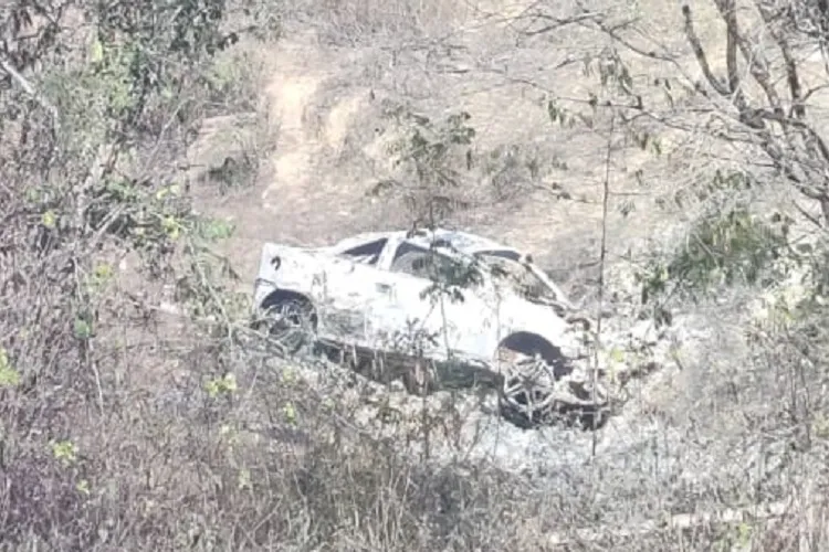 Veículo pega fogo após cair em ribanceira na BA-262 em Anagé