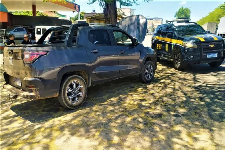 Mulher é detida com carro roubado e circulando com placas falsas em Cândido Sales