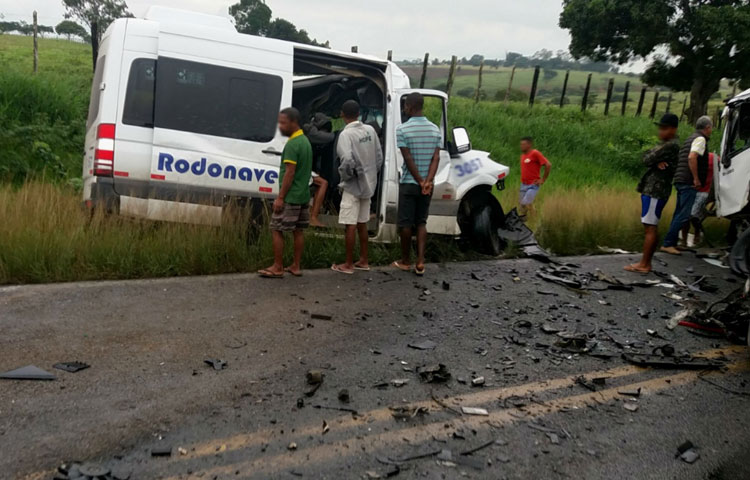 Batida frontal entre carreta e van deixa 8 mortos em estrada baiana