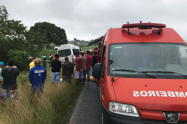 Batida frontal entre carreta e van deixa 8 mortos em estrada baiana