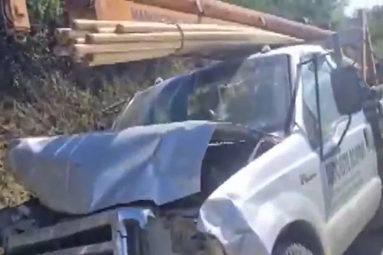 Vitória da Conquista: Batida entre caminhão, carro e caminhonete deixa uma pessoa morta na BR-116