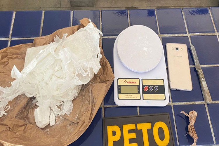 Brumado: PM encontra 500 g de cocaína em casa de idosa; material foi escondido pelo filho